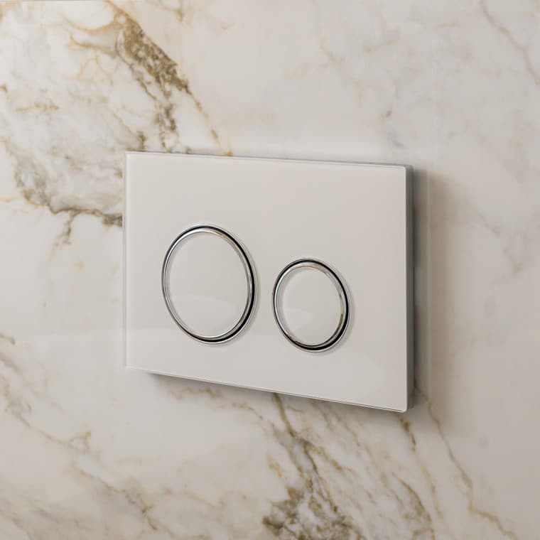 Plaque de déclenchement blanche Geberit Sigma50 avec anneaux design argentés Plaque de déclenchement blanche Geberit Sigma50 avec anneaux design argentés