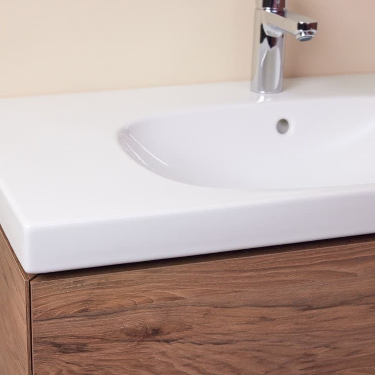Avec l’assortiment de lavabos Mix & Match, vous pouvez combiner les céramiques et les meubles de trois lignes Geberit différentes, comme un lavabo Geberit Acanto avec un meuble bas Geberit ONE. Avec l’assortiment de lavabos Mix & Match, vous pouvez combiner les céramiques et les meubles de trois lignes Geberit différentes, comme un lavabo Geberit Acanto avec un meuble bas Geberit ONE.