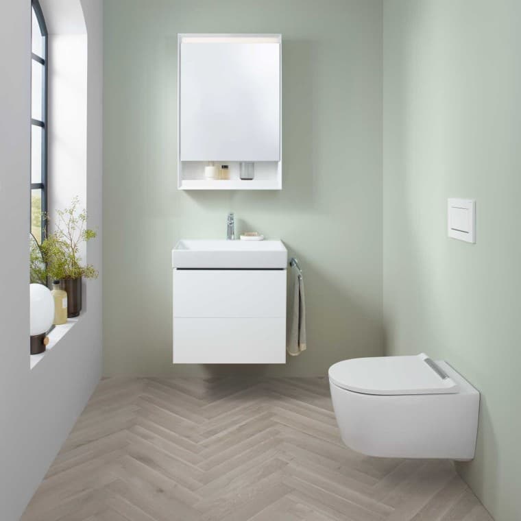 Espace lavabo Geberit ONE avec petit lave-mains, meuble bas, armoire de toilette et WC lavant. Espace lavabo Geberit ONE avec petit lave-mains, meuble bas, armoire de toilette et WC lavant.