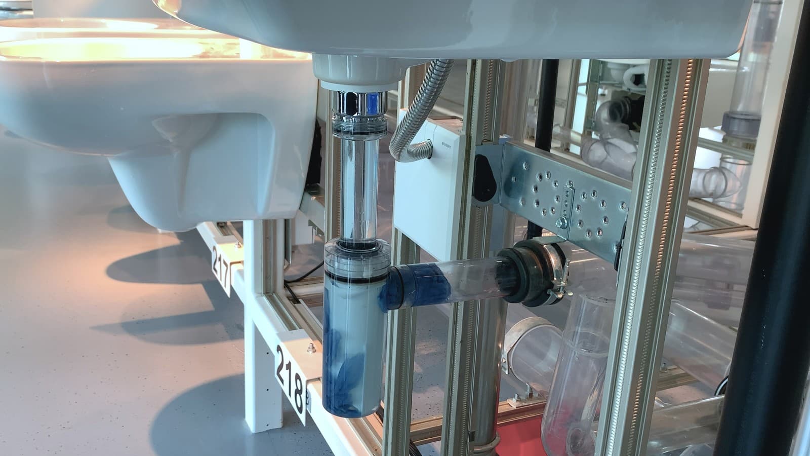 Siphon bouteille bouché dans le lavabo Siphon bouteille bouché dans le lavabo