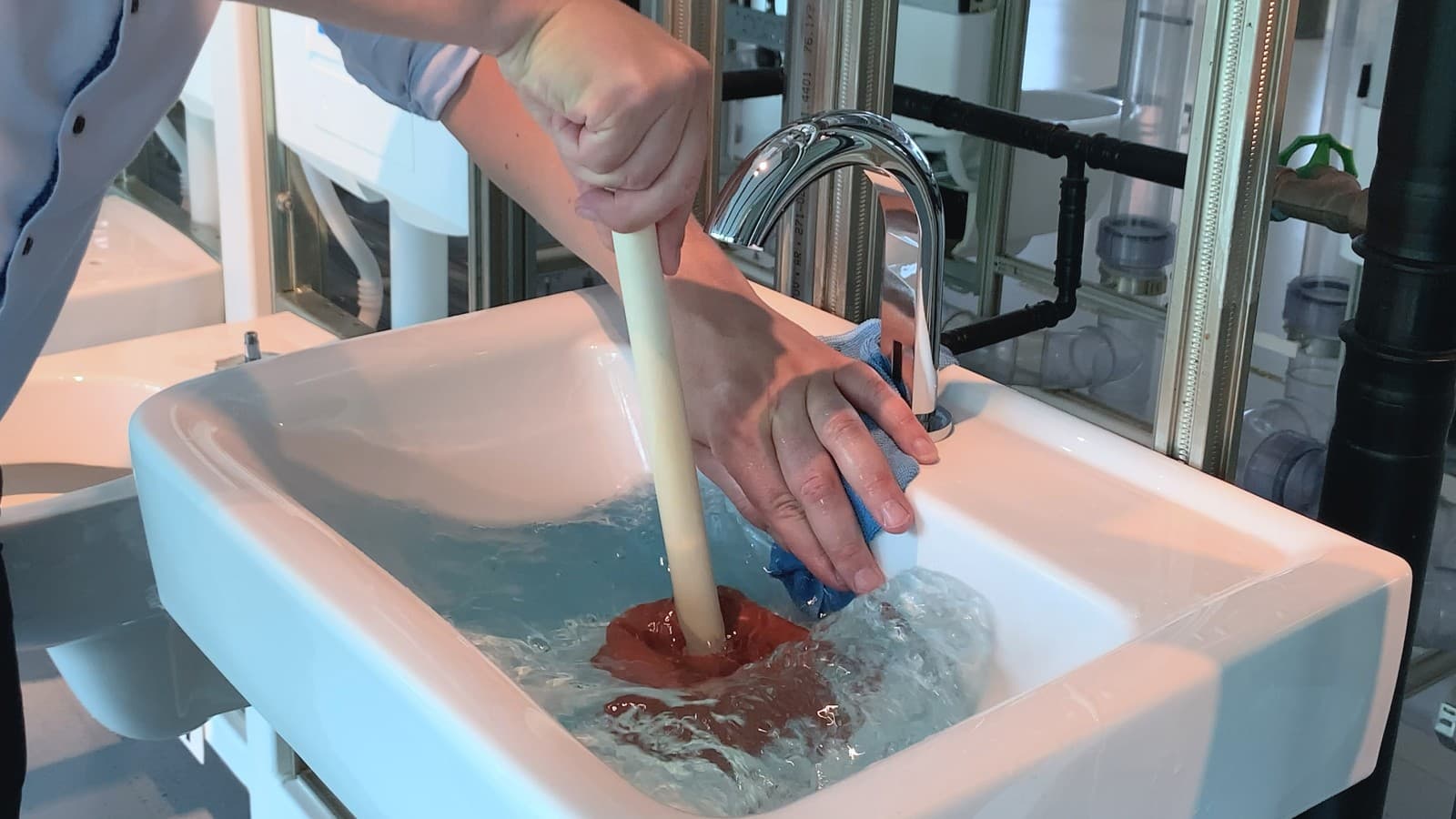 Couvrez le trou de trop-plein avec votre main et un chiffon Couvrez le trou de trop-plein avec votre main et un chiffon