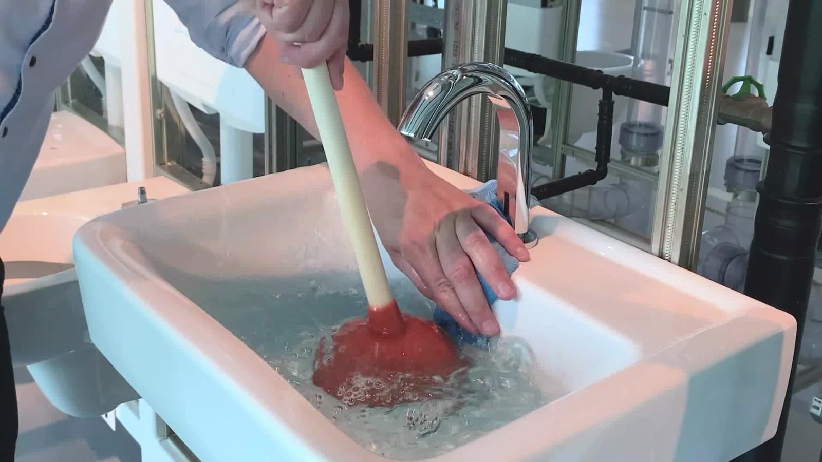 La ventouse en caoutchouc est déplacée de haut en bas La ventouse en caoutchouc est déplacée de haut en bas