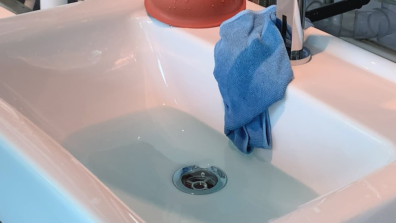 L’eau s’écoule du lavabo L’eau s’écoule du lavabo