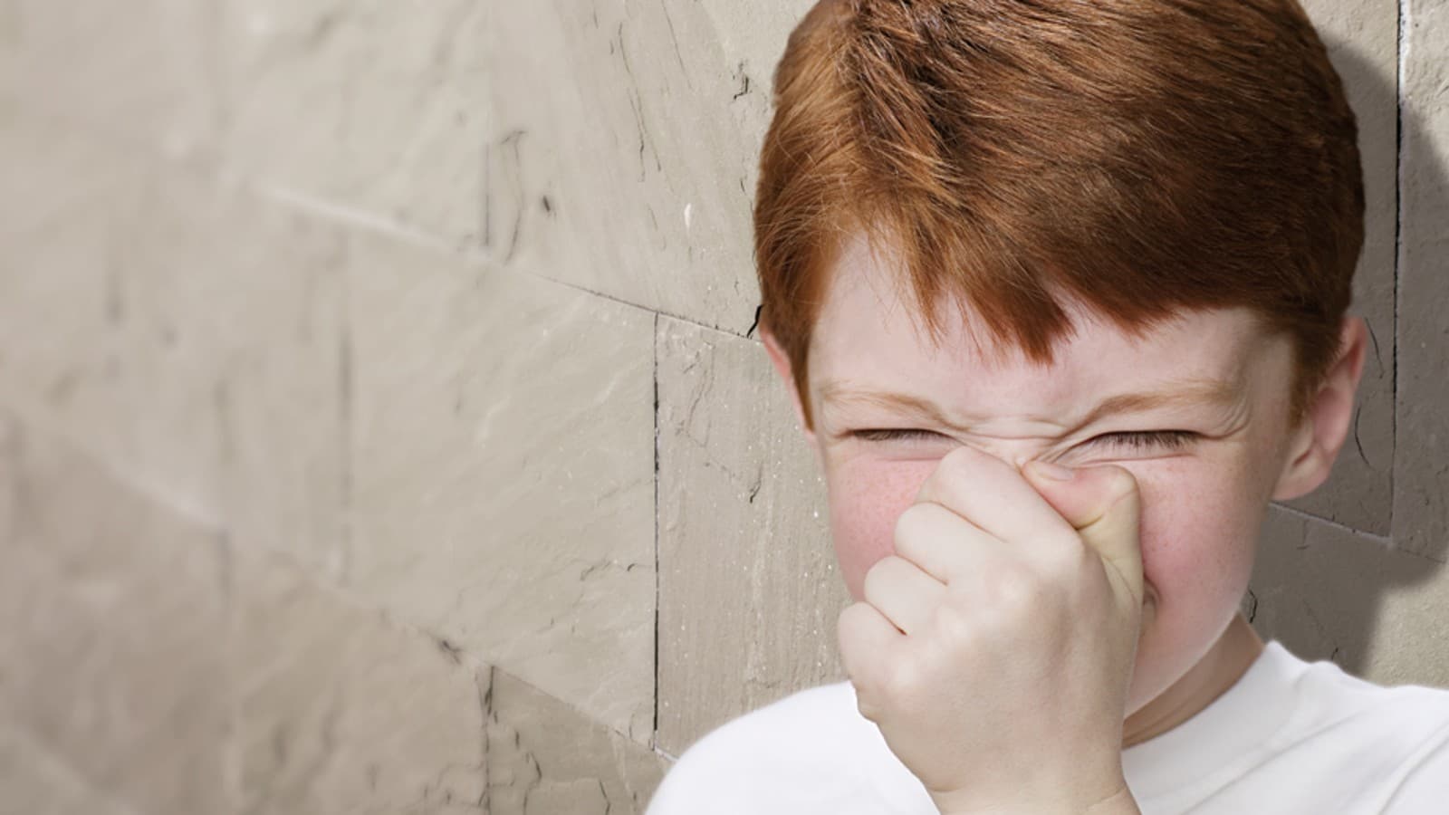 Petit garçon se bouchant le nez Petit garçon se bouchant le nez