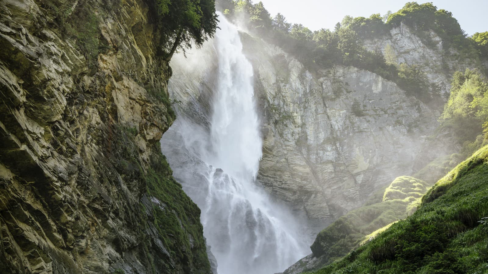 Imposante cascade dans un paysage verdoyant (© Geberit) Imposante cascade dans un paysage verdoyant (© Geberit)