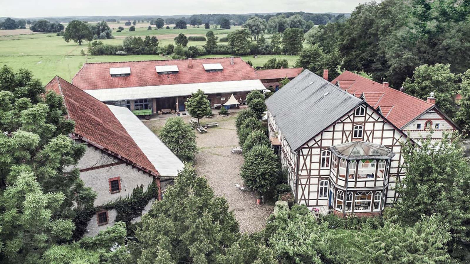 Pour leur projet « Champ des possibles », les constructeurs ont trouvé un site idéal dans le nord de l’Allemagne. Le vaste domaine comprend plusieurs bâtiments, dont une maison à colombages (© Geberit) Pour leur projet « Champ des possibles », les constructeurs ont trouvé un site idéal dans le nord de l’Allemagne. Le vaste domaine comprend plusieurs bâtiments, dont une maison à colombages (© Geberit)