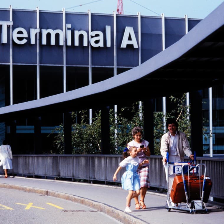 Pedestrians in front of Terminal A in 1985 (© Swissair) Pedestrians in front of Terminal A in 1985 (© Swissair)