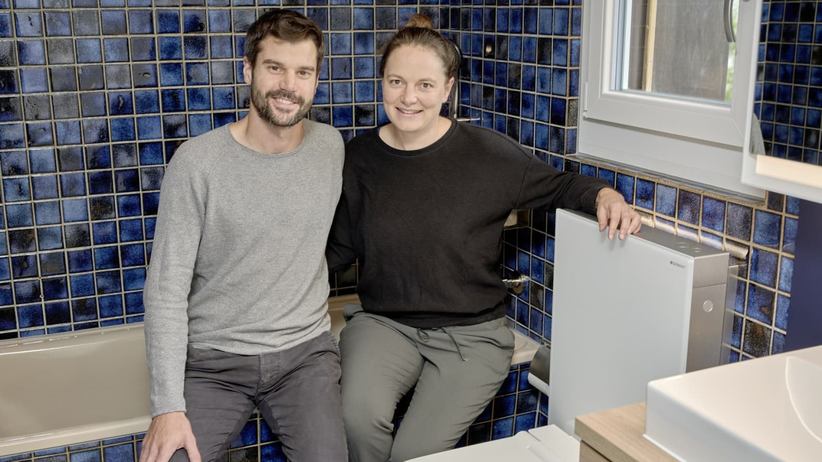Tobias Wildbrett et Manuela Weibel sont ravis de leur salle de bains rénovée en douceur – ainsi que du Geberit Monolith (© Ben Huggler) Tobias Wildbrett et Manuela Weibel sont ravis de leur salle de bains rénovée en douceur – ainsi que du Geberit Monolith (© Ben Huggler)