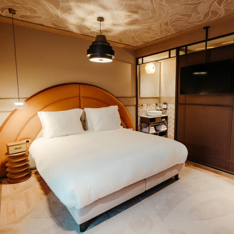 36 chambres d’hôtel élégantes, au style mid-century (© Nina Slagmolen) 36 chambres d’hôtel élégantes, au style mid-century (© Nina Slagmolen)