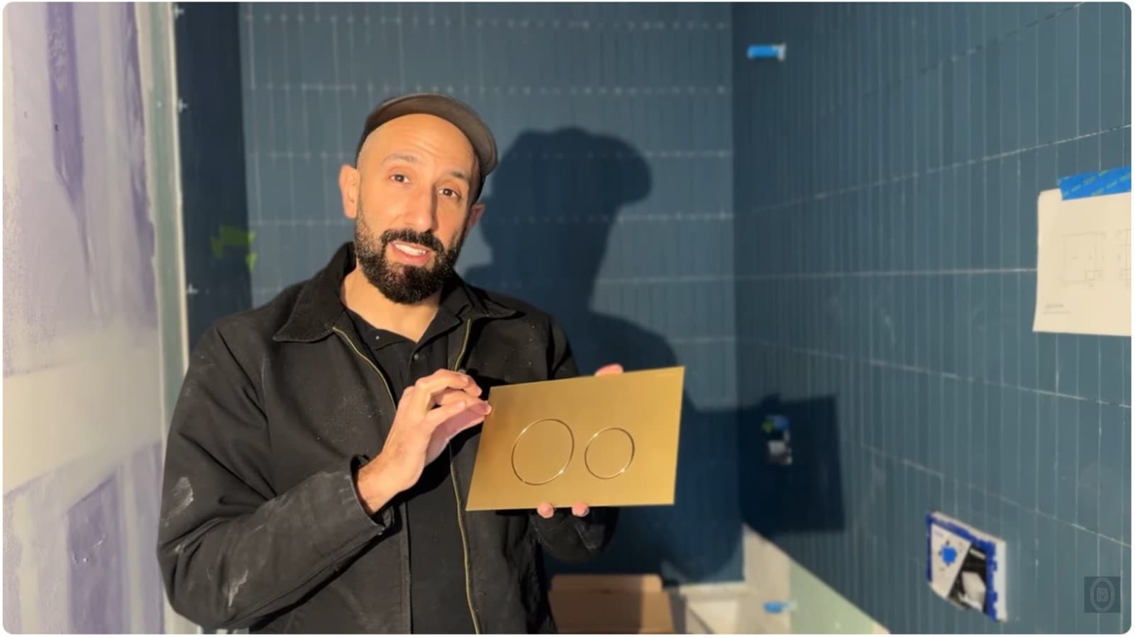 Barry Bordelon avec une plaque de déclenchement Geberit (© The Brownstone Boys) Barry Bordelon avec une plaque de déclenchement Geberit (© The Brownstone Boys)