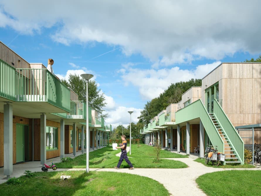Moos Euterpe héberge des étudiants, des réfugiés ukrainiens et d’autres personnes en quête d’un foyer dans des bâtiments de différentes tailles (© Moos) Moos Euterpe héberge des étudiants, des réfugiés ukrainiens et d’autres personnes en quête d’un foyer dans des bâtiments de différentes tailles (© Moos)
