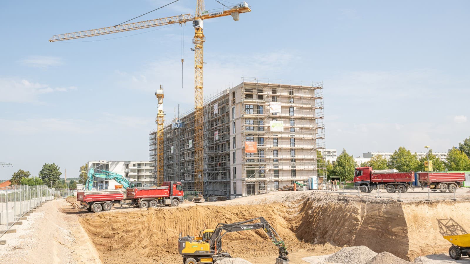 Environ 600 appartements ultramodernes de grande qualité, comprenant des logements en accession à la propriété, des logements locatifs ainsi que des logements sociaux, ont été construits dans le cadre du projet résidentiel Europakarree Erfurt. Environ 600 appartements ultramodernes de grande qualité, comprenant des logements en accession à la propriété, des logements locatifs ainsi que des logements sociaux, ont été construits dans le cadre du projet résidentiel Europakarree Erfurt.