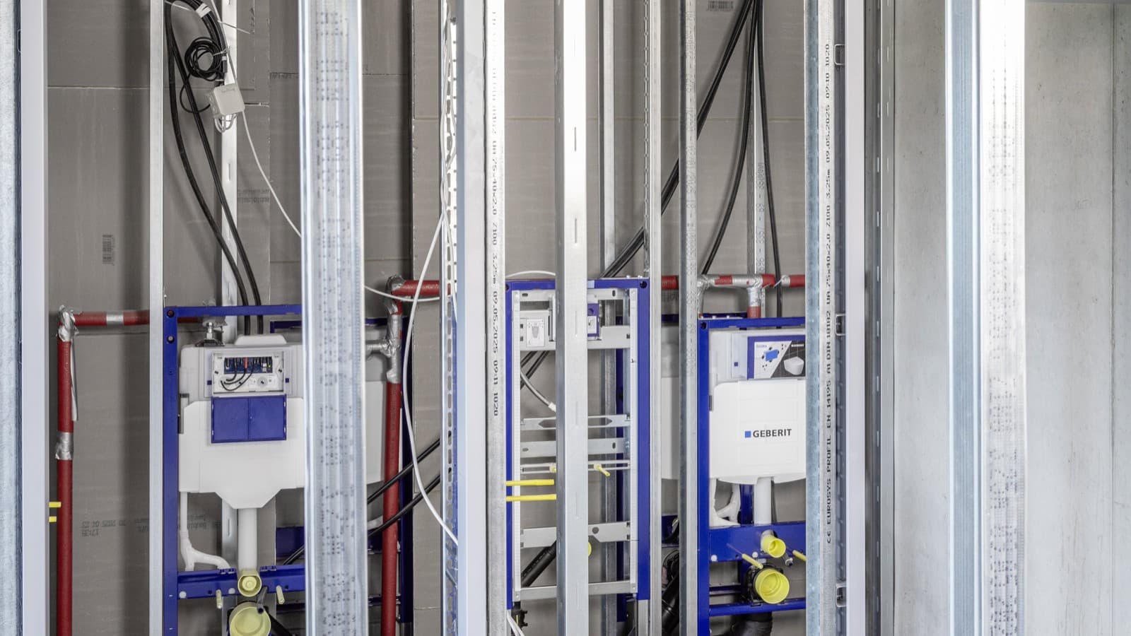 Les équipements de salle de bains du centre d’affaires ont été installés à l’aide d’éléments d’installation Geberit Duofix Les équipements de salle de bains du centre d’affaires ont été installés à l’aide d’éléments d’installation Geberit Duofix