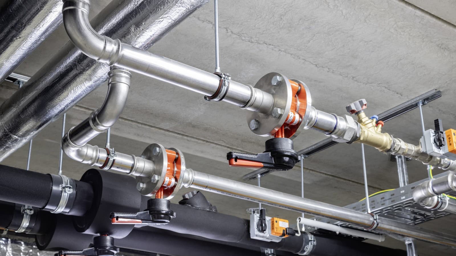 Les systèmes Geberit Mapress Acier Inoxydable et Geberit Mapress Therm ont été utilisés pour le groupe frigorifique du bâtiment neuf Les systèmes Geberit Mapress Acier Inoxydable et Geberit Mapress Therm ont été utilisés pour le groupe frigorifique du bâtiment neuf