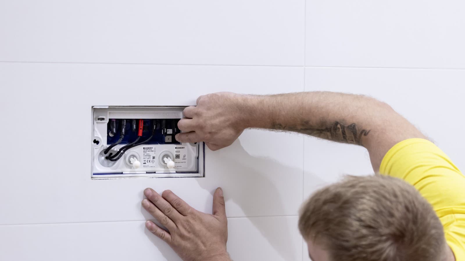 Un rinçage forcé hygiénique Geberit HS50 a été intégré au réservoir à encastrer au niveau du dernier point de puisage des locaux sanitaires Un rinçage forcé hygiénique Geberit HS50 a été intégré au réservoir à encastrer au niveau du dernier point de puisage des locaux sanitaires