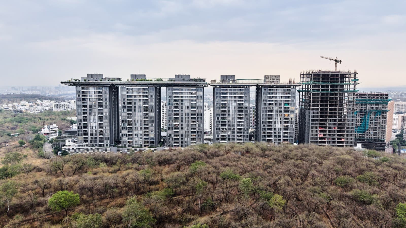 Outre les cinq tours déjà achevées, une sixième tour, légèrement plus haute, est actuellement en construction (© Severin Jakob) Outre les cinq tours déjà achevées, une sixième tour, légèrement plus haute, est actuellement en construction (© Severin Jakob)