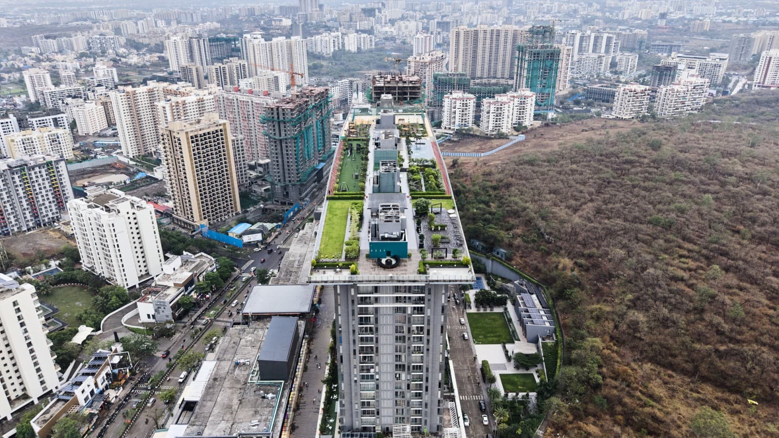 Le toit-terrasse s’étend sur cinq tours et offre tout ce que l’on peut imaginer – de la piscine au bar et au restaurant, jusqu’à des espaces sportifs (© Severin Jakob) Le toit-terrasse s’étend sur cinq tours et offre tout ce que l’on peut imaginer – de la piscine au bar et au restaurant, jusqu’à des espaces sportifs (© Severin Jakob)