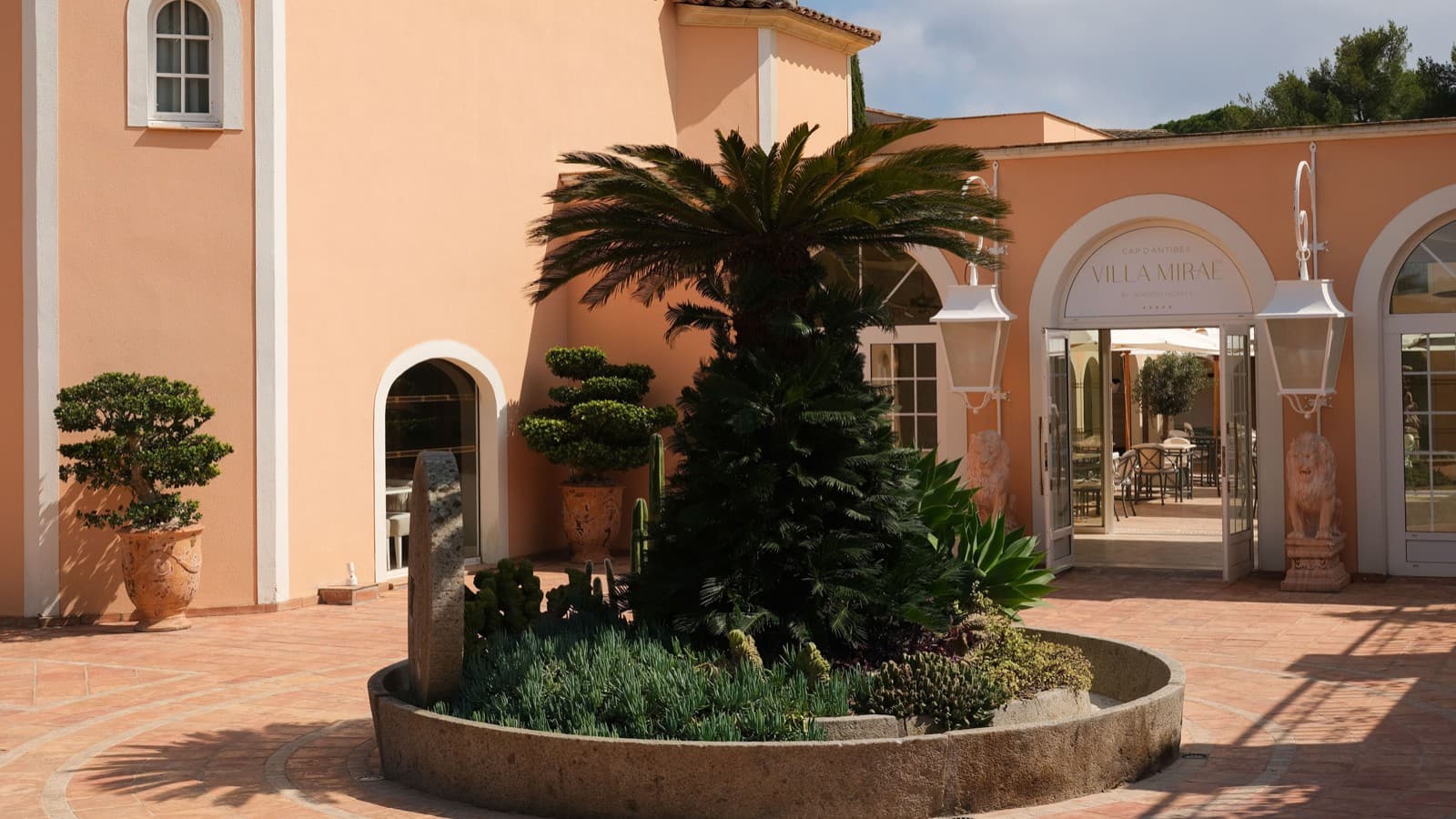 Vue extérieure de la Villa Miraé à Antibes (© Marion Butet Studio) Vue extérieure de la Villa Miraé à Antibes (© Marion Butet Studio)