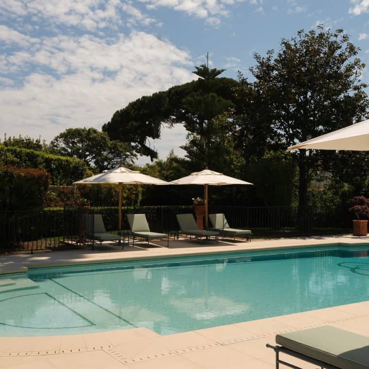 Piscine dans le jardin méditerranéen devant la Villa Miraé (© Marion Butet Studio) Piscine dans le jardin méditerranéen devant la Villa Miraé (© Marion Butet Studio)