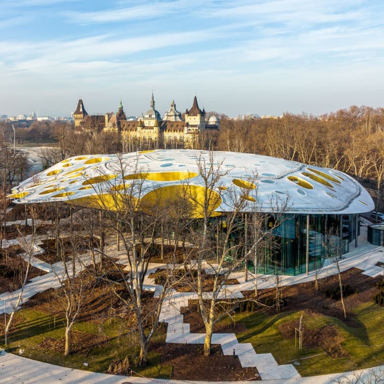 Un champignon dans un parc ? Le toit emblématique de la Maison de la musique hongroise vu d’en haut (© Városliget Zrt.) Un champignon dans un parc ? Le toit emblématique de la Maison de la musique hongroise vu d’en haut (© Városliget Zrt.)