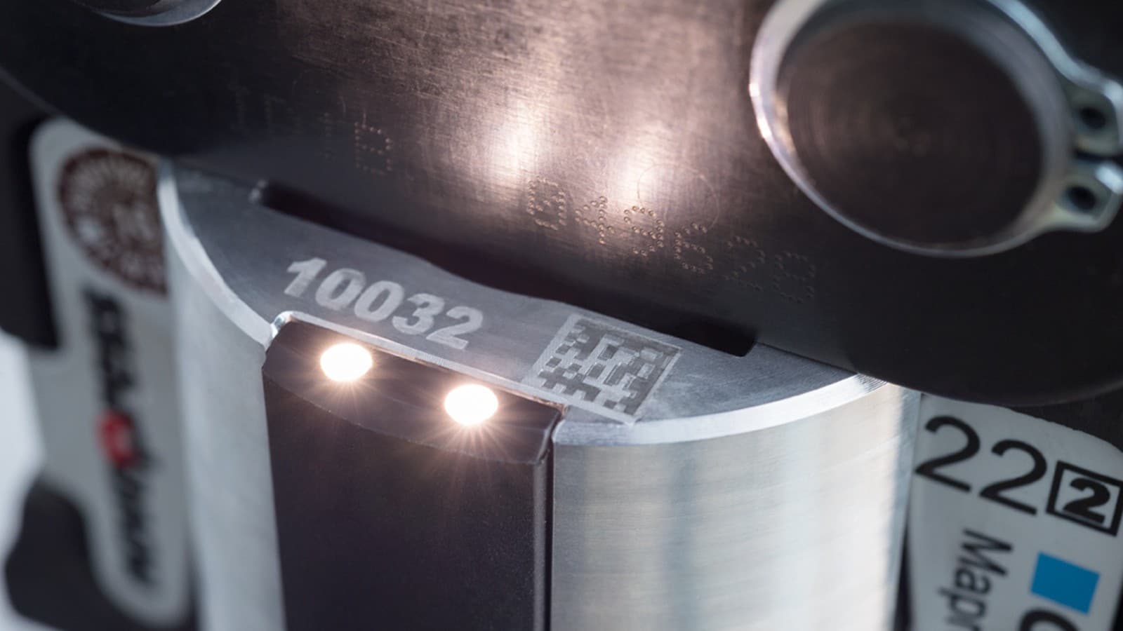 L’outil de sertissage Geberit avec éclairage à l'endroit du sertissage offre une visibilité optimale dans les recoins sombres. L’outil de sertissage Geberit avec éclairage à l'endroit du sertissage offre une visibilité optimale dans les recoins sombres.